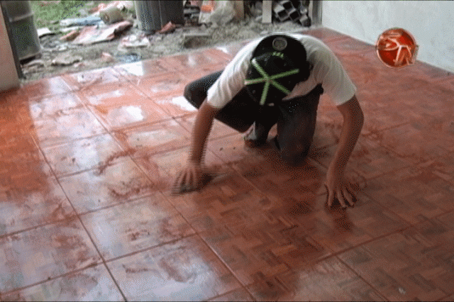 Realizan trabajos. Realizan trabajos.