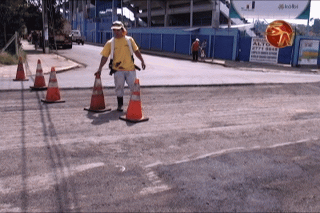 El trabajo inició la semana pasada. El trabajo inició la semana pasada.