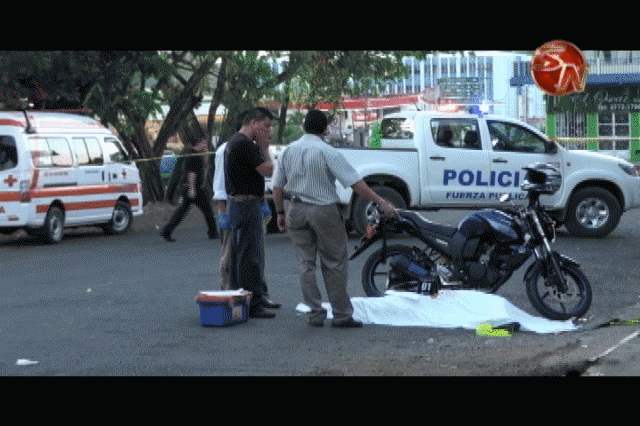 Los agentes detuvieron a un sospechoso. Los agentes detuvieron a un sospechoso.