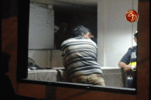 Detuvieron al hombre. Detuvieron al hombre.