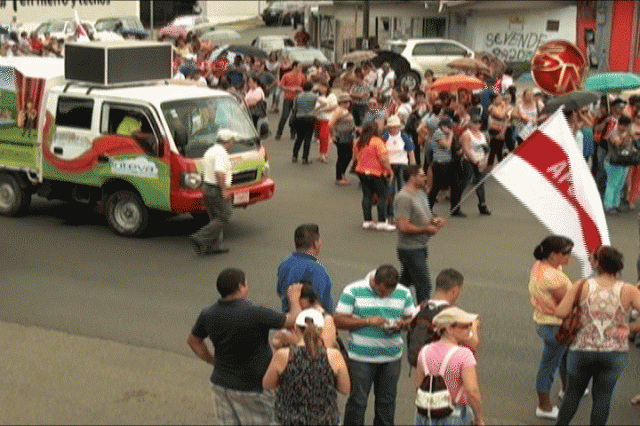 Los educadores bloquearon la Interamericana Sur. 