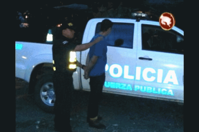 Detuvieron a un hombre sospechoso. Detuvieron a un hombre sospechoso.