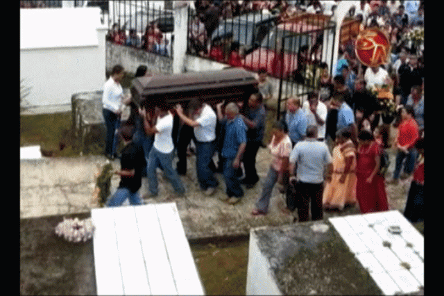 Pueblo dice adiós. Pueblo dice adiós.