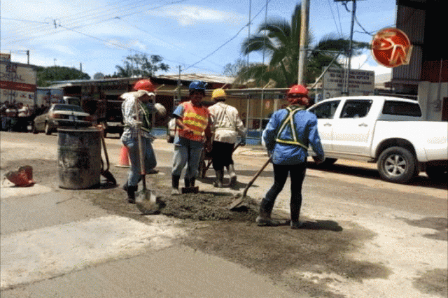 Construyen las cunetas. Construyen las cunetas.
