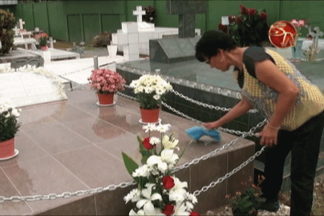 Miriam Monge, limpió la tumba de su madre. Miriam Monge, limpió la tumba de su madre.