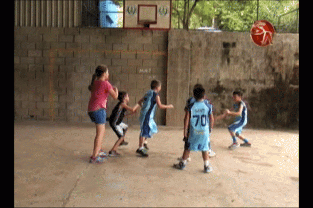 Niños jugando baloncesto Niños jugando baloncesto