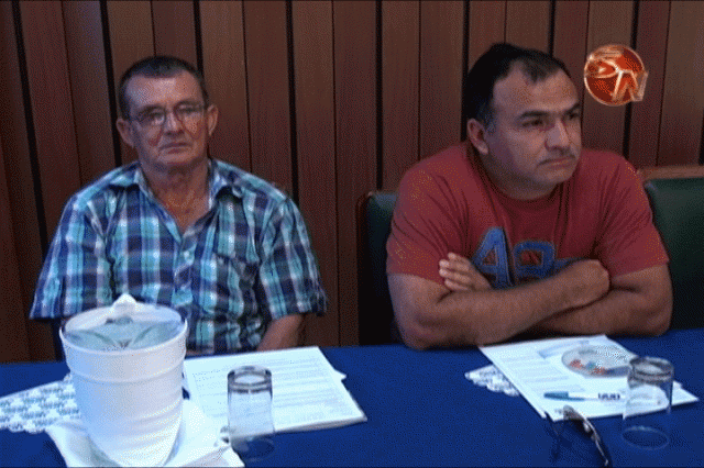 Participantes en la charla. Participantes en la charla.