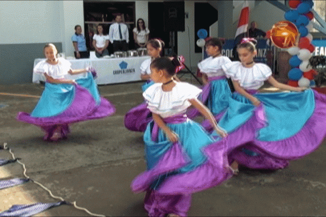 Estudiantes de barrio Los Ángeles. 