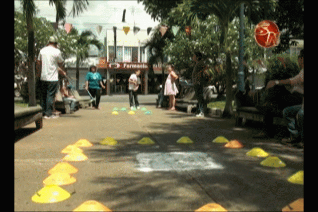 Los niños deben jugar. Los niños deben jugar.