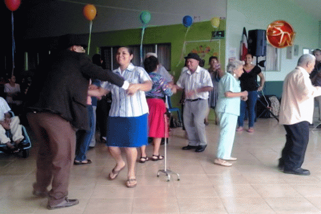 Los adultos mayores hasta bailaron. Los adultos mayores hasta bailaron.