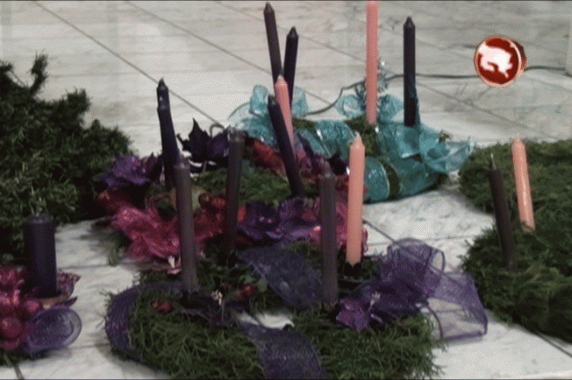 Las coronas fueron bendecidas. Las coronas fueron bendecidas.