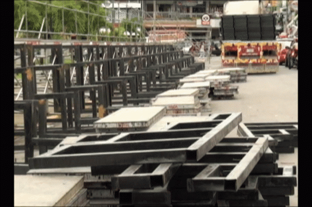 Ya se instalan las graderías. Ya se instalan las graderías.