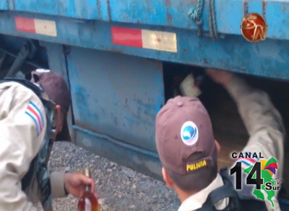 Policías decomisan licor que era transportado en furgón al estilo del narcotráfico