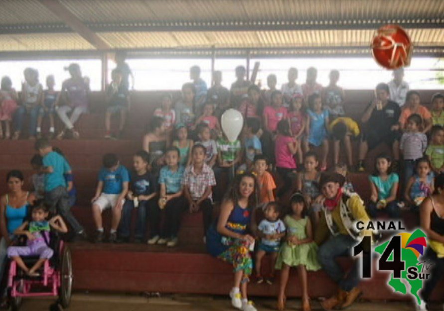 150 pequeños de Peñas Blancas tuvieron su fiesta de Navidad