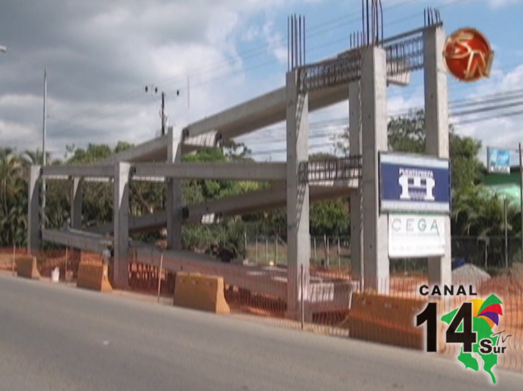 Con la colocación de rampas avanza la construcción del puente peatonal en Plaza Monte General