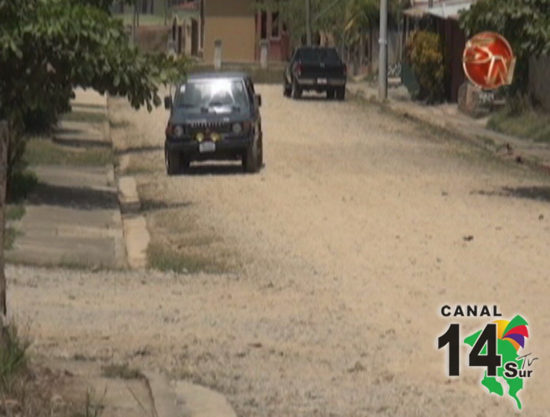 Vecinos de Los Almendros piden concluir mejoramiento del camino