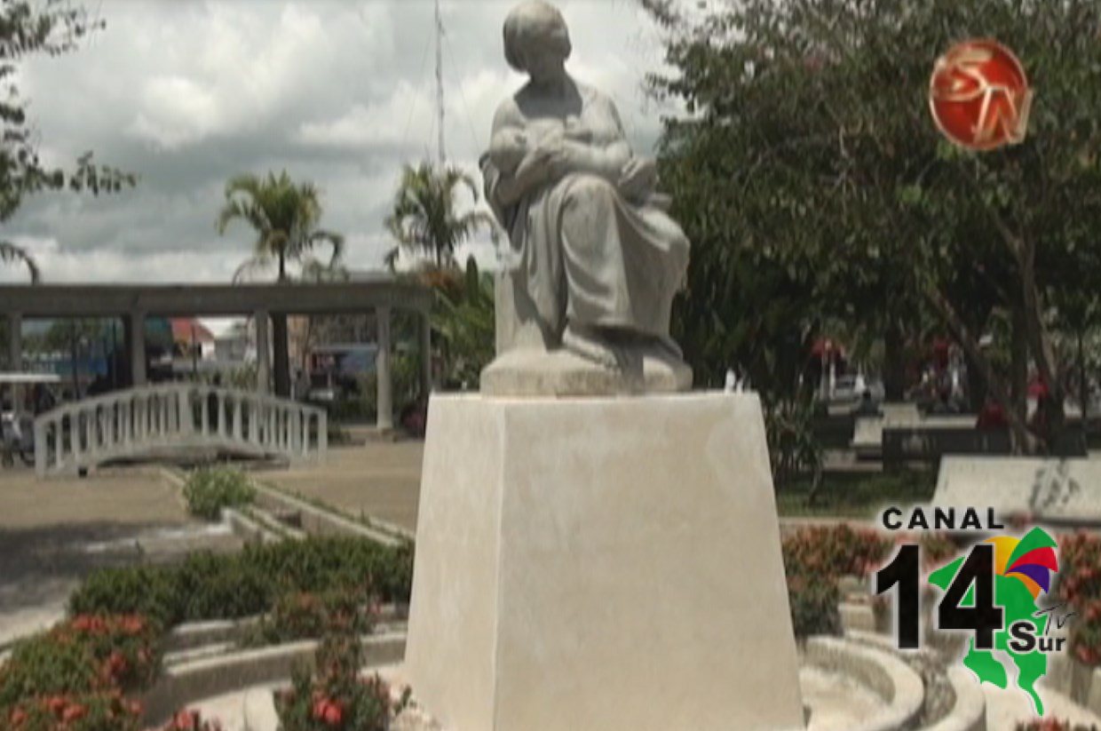 Monumento a la Madre ya fue colocado sobre pedestal