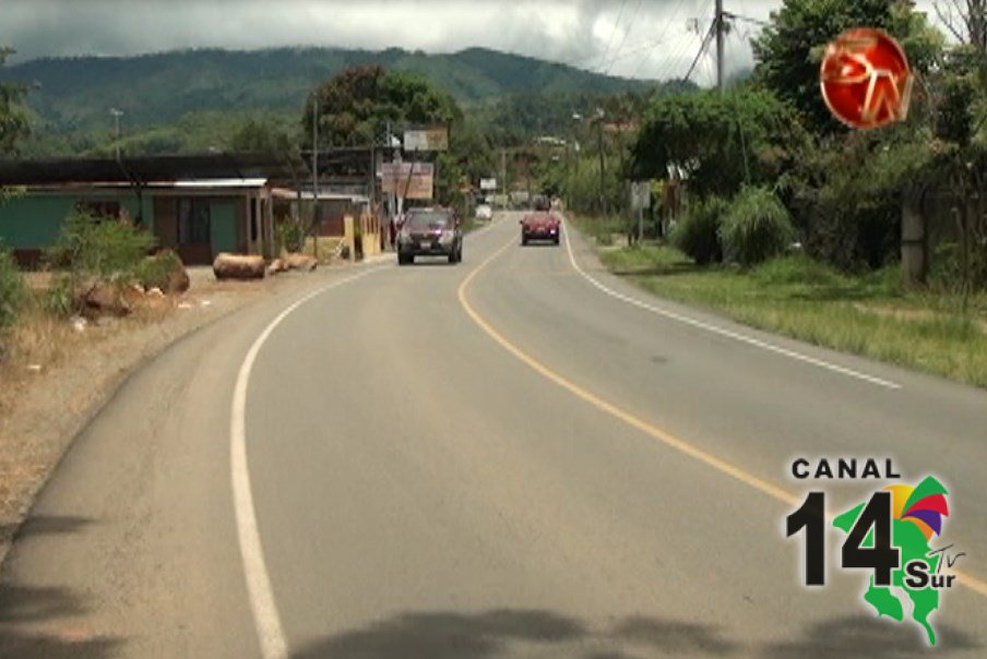 El Consejo Nacional de Viabilidad  está realizando trabajos de asfaltado en carretera a Playa dominical