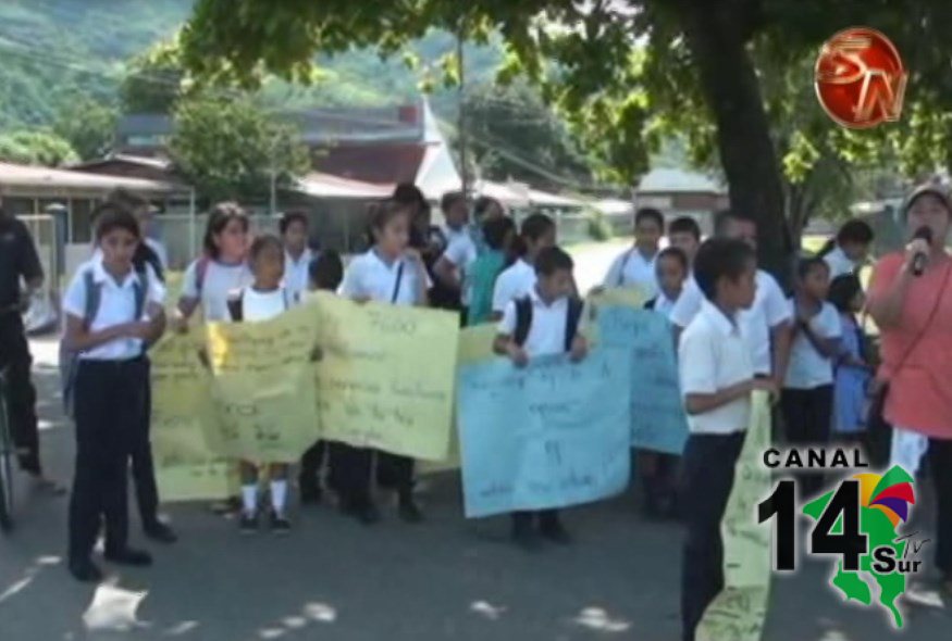 Manifestación de padres en escuela en  Osa por presunto maltrato de alumnos por parte de la directora