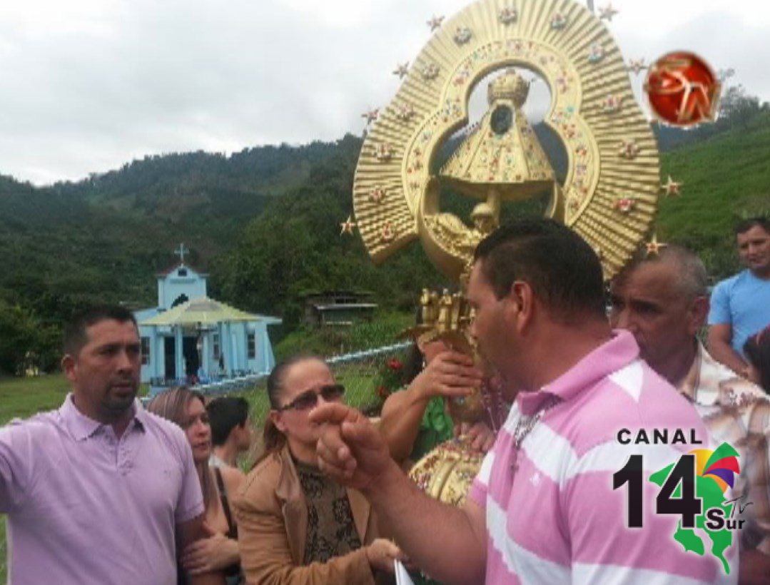 Fieles participaron en peregrinación de réplica de la Virgen de los Ángeles