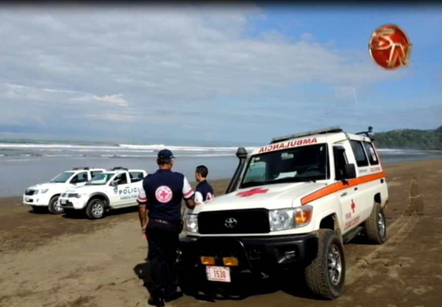 La Cruz Roja mantiene la búsqueda de un hombre que fue arrastrado por una corriente en Playa Dominical