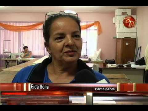 Mujeres aprenden sobre costura en curso impartido por el INA