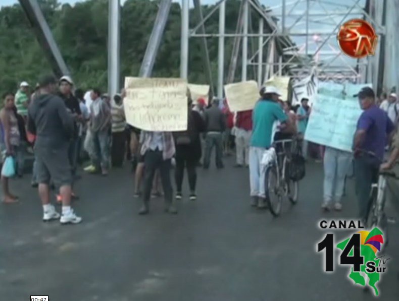 Familias desalojadas en fincas de Palmar Sur sigue cerrando el paso porque no hubo reunión ni acuerdo