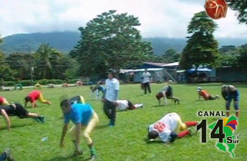 PZ Predators entrenó en Uvita como parte de su tour para promover el fútbol Americano