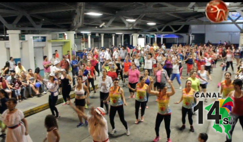 Este jueves diez de septiembre el mercado se llenó de deporte y diversión con Zumba patriótica