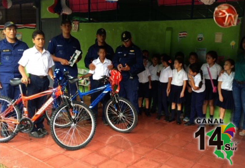 Guardacostas de Golfito entregaron bicicletas a niños para trasladarse a la escuela
