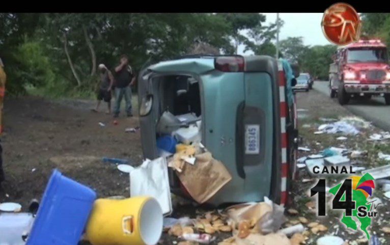 Buseta con cinco ocupantes se sale de la vía en Rey Curré