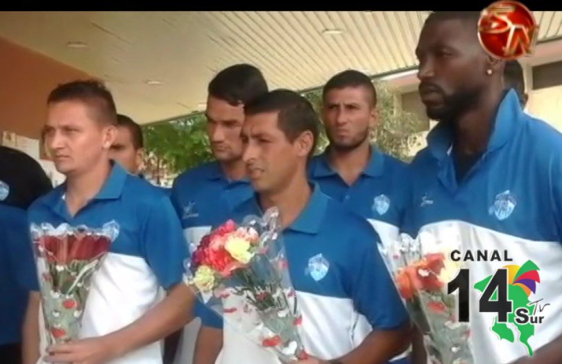 Jugadores del Municipal de Pérez Zeledón se solidarizaron con la familia de Gerardo Cruz previo al juego ante Carmelita