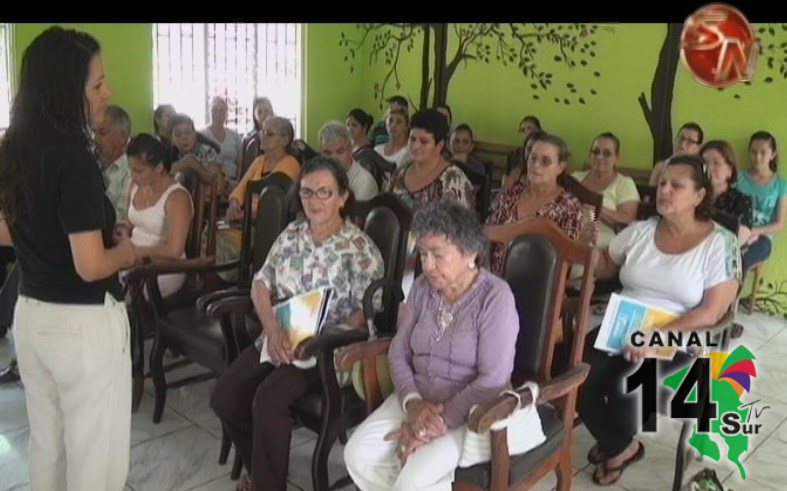 Cuidadores aprenden más sobre la atención que requieren las personas adultas mayores