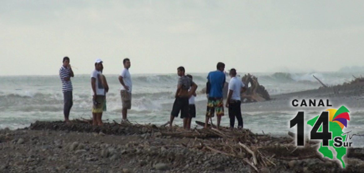 Los cuerpos de rescate reanudaron esta mañana la búsqueda de un hombre que desapareció en playa Dominical
