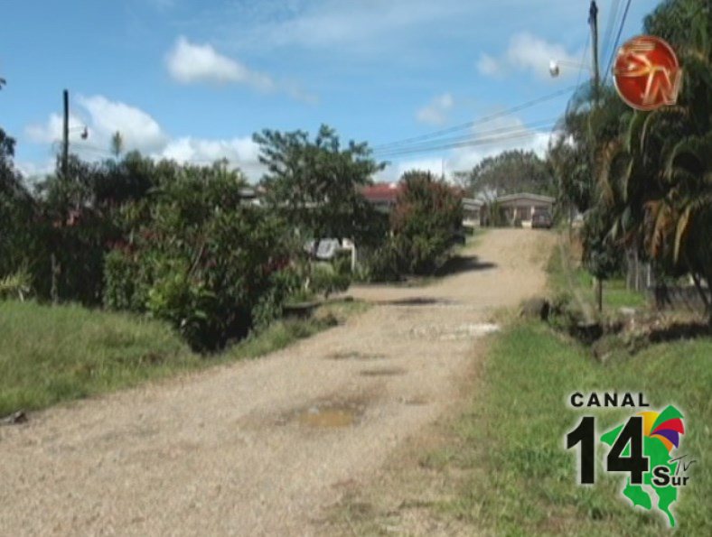 Vecinos añoran asfaltado de la calle en barrio Iris