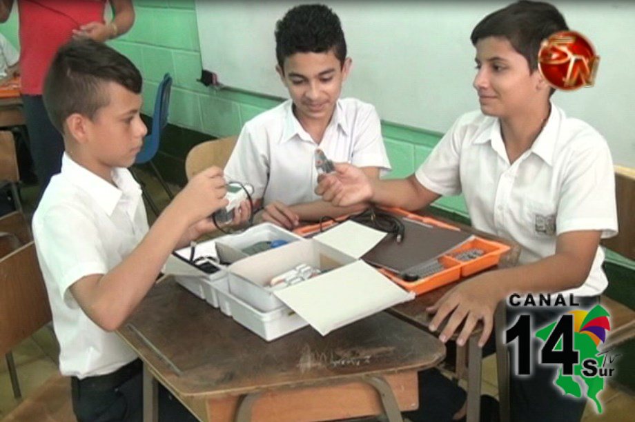 Niños de la Escuela Pavones construyeron robots durante un taller que impartió la Universidad Nacional