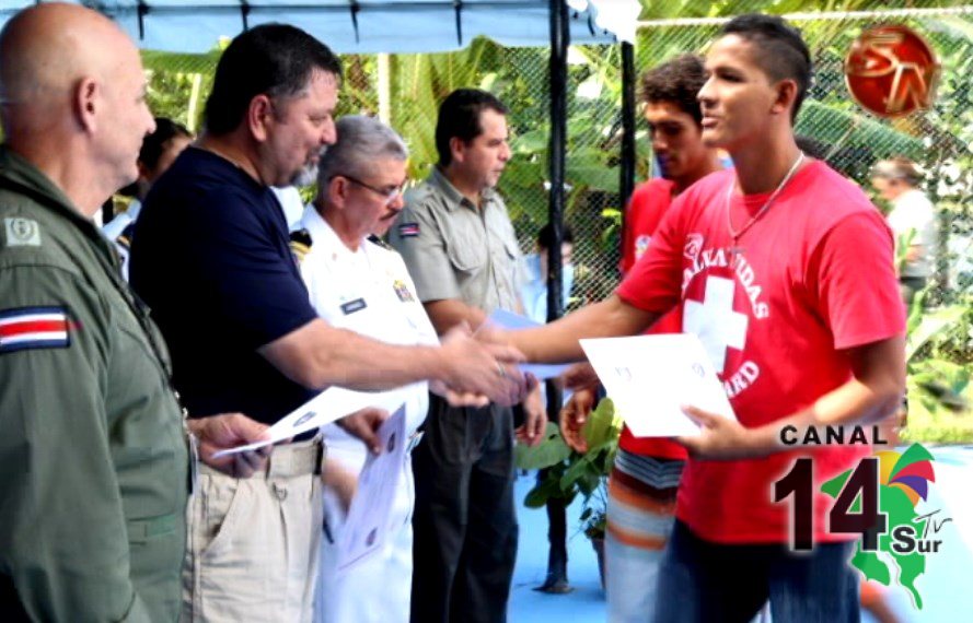 10 Jóvenes de Uvita y Dominical se graduaron como guardavidas