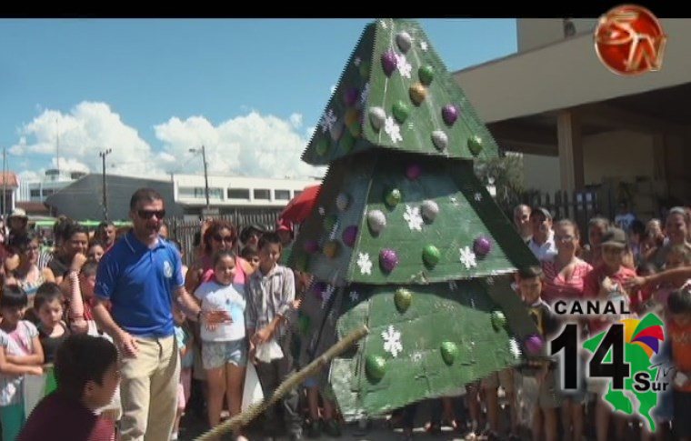 Pequeños disfrutaron de una gran piñata como parte de las actividades navideñas