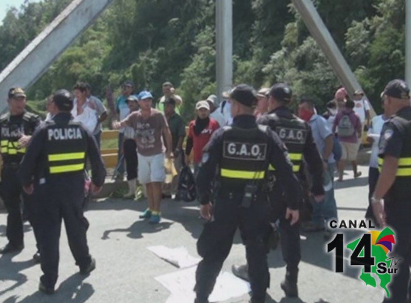 Familias de Chánguena de Osa salieron a las calles este martes para evitar el desalojo y manifestación determinó con detecciones