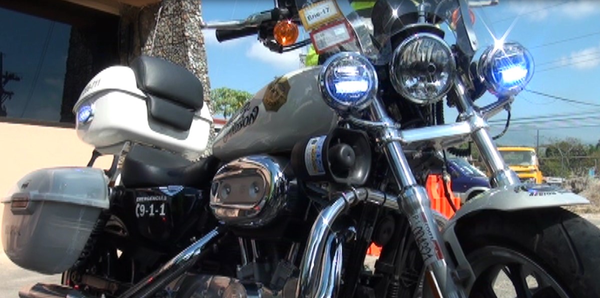 Motos Harley Davidson acompañan oficiales de Tránsito