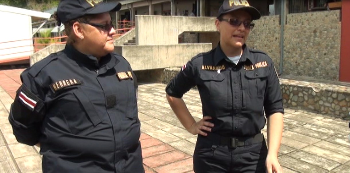 Dos mujeres destacadas de la Fuerza Pública resguardan la seguridad de los generaleños