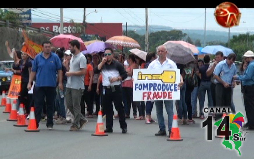 Estudiantes y funcionarios del INA bloquearon Interamericana Sur