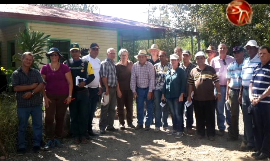 Misión Cubana visita fincas en la Región Brunca para intercambiar experiencias