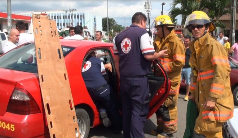 Cruz Roja trasladó a joven ciclista delicado tras accidente y tras cierre de vías se da colisión
