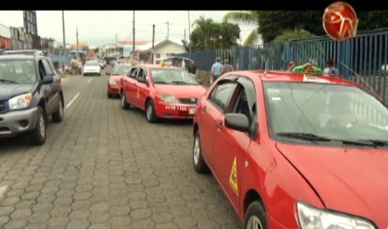 Cambio de parada de taxis provoca presas y malestar frente al Hospital Escalante Pradilla