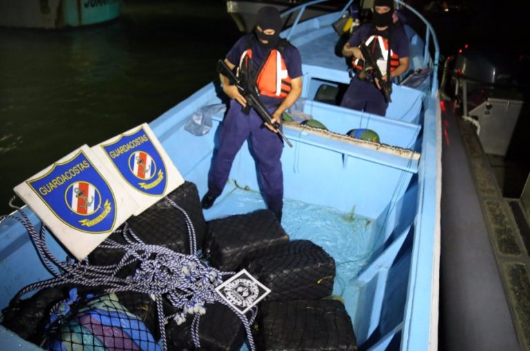 Guardacostas recuperan más de 360 kilos de cocaína que estaban atados a dos radioboyas en el Pacífico sur