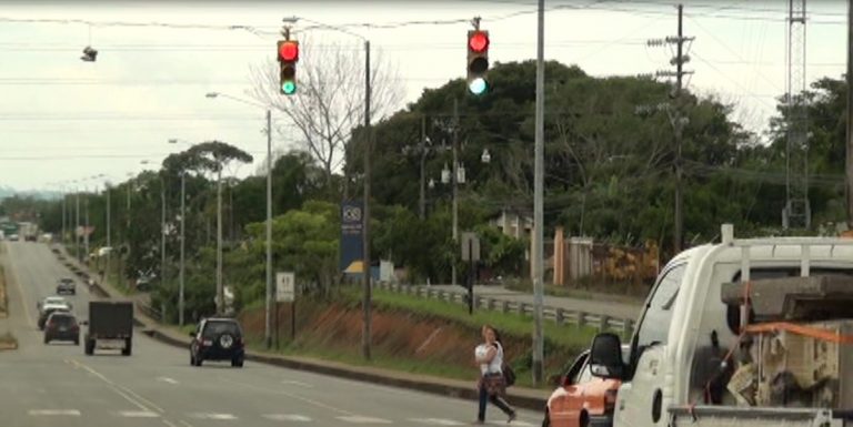 Semáforo en mal estado frente al tránsito es una amenaza para peatones y conductores