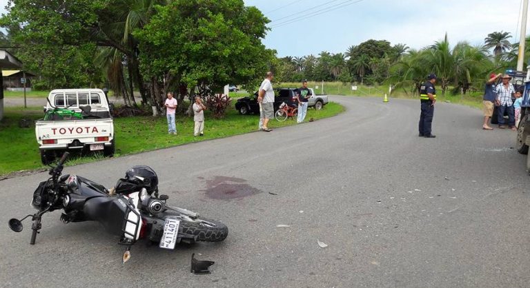 Motociclista sufre golpes tras choque violento contra vehículo