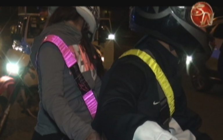 Autoridades piden precaución a motociclistas al comprar cintas reflectivas