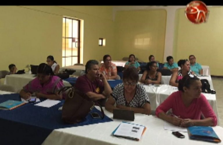 Mujeres involucradas en la política de la zona Sur reciben capacitación
